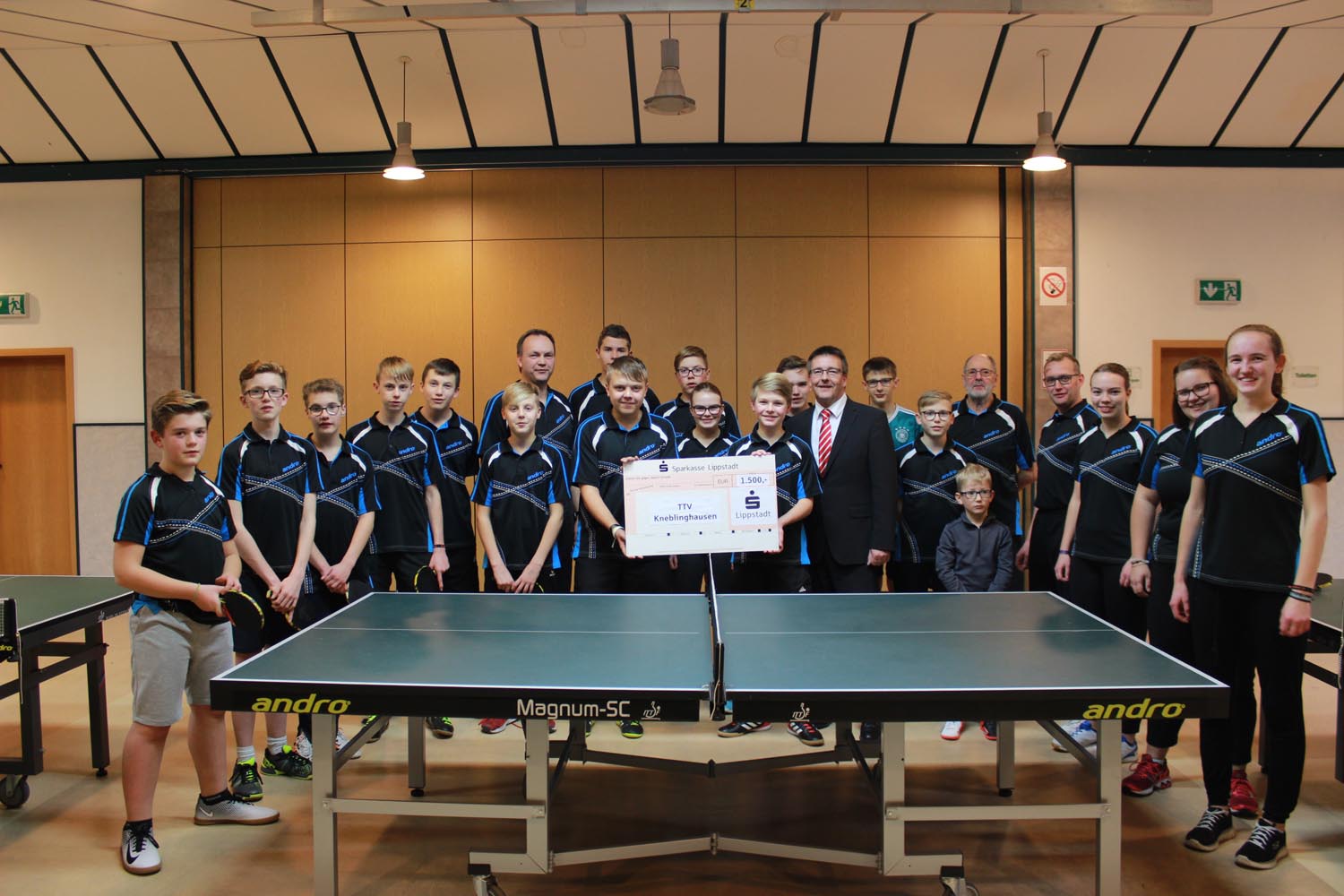 Scheckübergabe an der neuen Tischtennisplatte